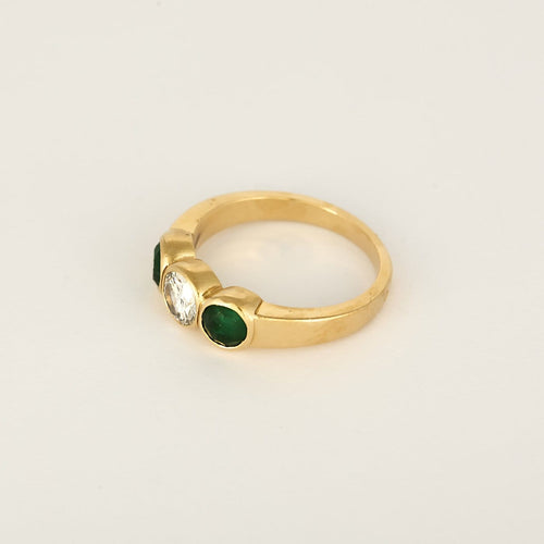 52 Bague jonc en or jaune, diamant et émeraudes 58 Facettes B260398