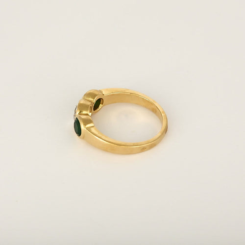 52 Bague jonc en or jaune, diamant et émeraudes 58 Facettes B260398