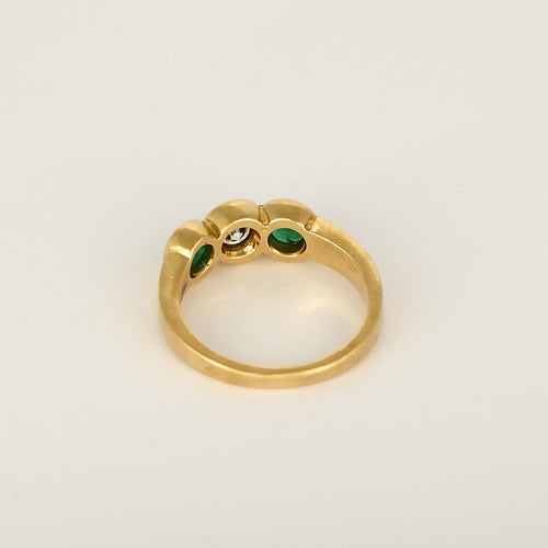 52 Bague jonc en or jaune, diamant et émeraudes 58 Facettes B260398