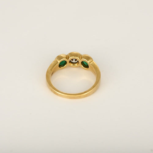 52 Bague jonc en or jaune, diamant et émeraudes 58 Facettes B260398