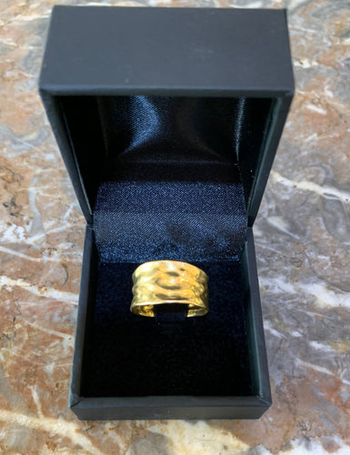 58 Bague bandeau texturé en or jaune 58 Facettes B404