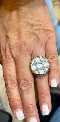 49 Cartier Pasha - Bague en or blanc, nacre et diamants 58 Facettes Pas