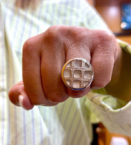49 Cartier Pasha - Bague en or blanc, nacre et diamants 58 Facettes Pas