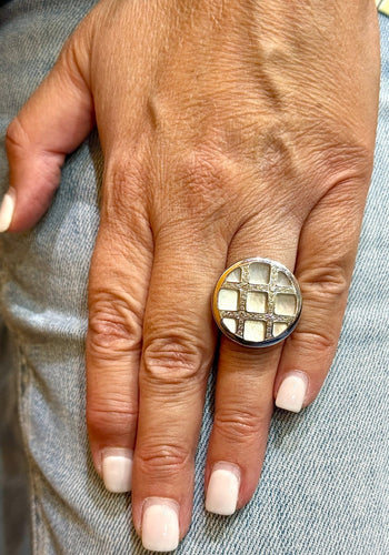 49 Cartier Pasha - Bague en or blanc, nacre et diamants 58 Facettes Pas