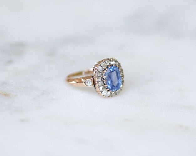50.5 Bague marguerite en or rose, saphir de Ceylan et diamants 58 Facettes