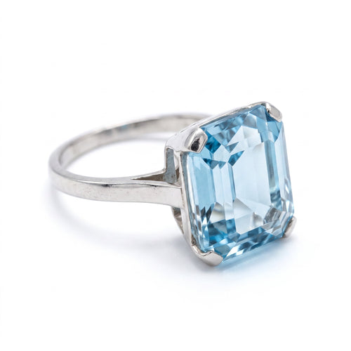 56 Bague Mid-Century en platine avec aigue-marine naturelle 58 Facettes RI-1071