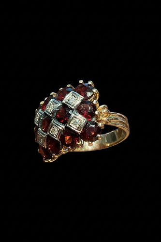 Bague 57 Bague cocktail années 50 en or jaune, grenats et diamants 58 Facettes