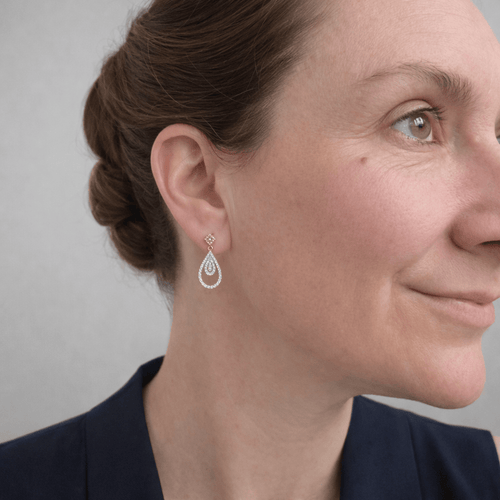 https://desbijouxenor.com/wp-content/uploads/2026/06/Boucles-doreilles-goutte-diamants-naturels-or-18-carats-portees.png