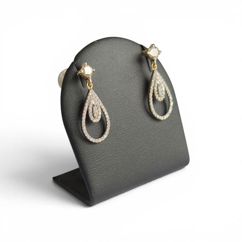 https://desbijouxenor.com/wp-content/uploads/2026/06/Boucles-doreilles-diamants-naturels-or-18-carats-vue-trois-quarts-.jpg
