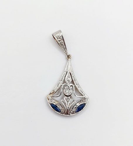 Art déco - Pendentif en or blanc 18k, platine, diamants et saphirs 58 Facettes A07721