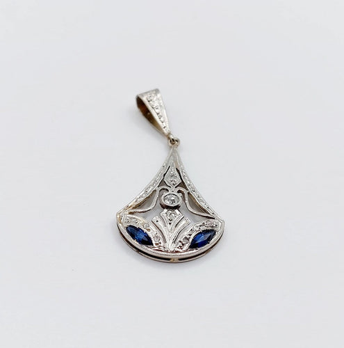 Art déco - Pendentif en or blanc 18k, platine, diamants et saphirs 58 Facettes A07721