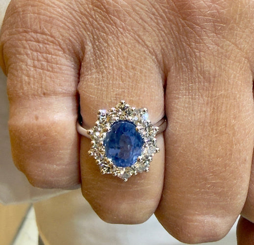 54 Bague marguerite en or blanc avec diamants et saphir de Ceylan 58 Facettes 91022
