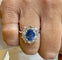 54 Bague marguerite en or blanc avec diamants et saphir de Ceylan 58 Facettes 91022