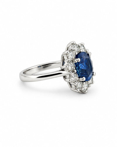 54 Bague marguerite en or blanc avec diamants et saphir de Ceylan 58 Facettes 91022