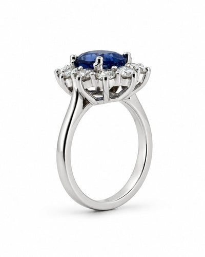 54 Bague marguerite en or blanc avec diamants et saphir de Ceylan 58 Facettes 91022