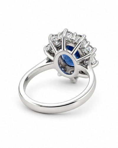 54 Bague marguerite en or blanc avec diamants et saphir de Ceylan 58 Facettes 91022