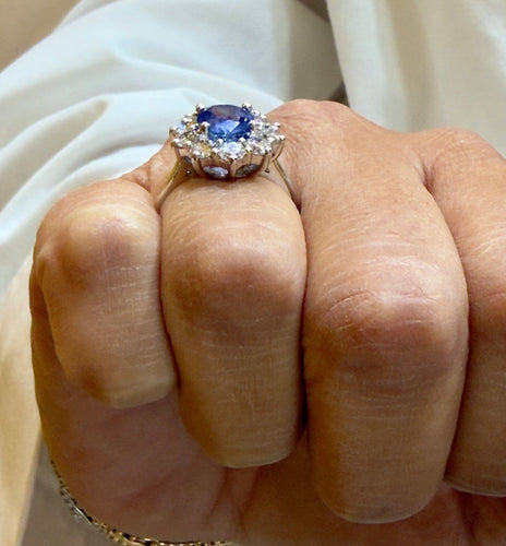 54 Bague marguerite en or blanc avec diamants et saphir de Ceylan 58 Facettes 91022
