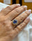 54 Bague marguerite en or blanc avec diamants et saphir de Ceylan 58 Facettes 91022