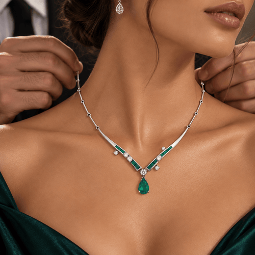 Collier Collier Art déco en or blanc avec émeraude colombienne et diamants 58 Facettes 50506