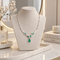 Collier Collier Art déco en or blanc avec émeraude colombienne et diamants 58 Facettes 50506