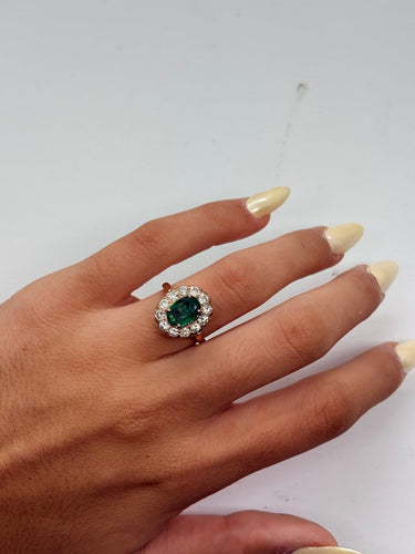 53 Bague en or rose, émeraude 1,50 ct et diamants 58 Facettes 2251