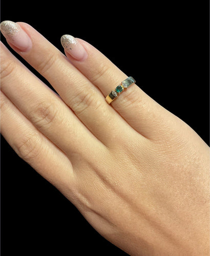 Bague 48 Bague de petit doigt en or jaune, émeraude et diamants marquise 58 Facettes