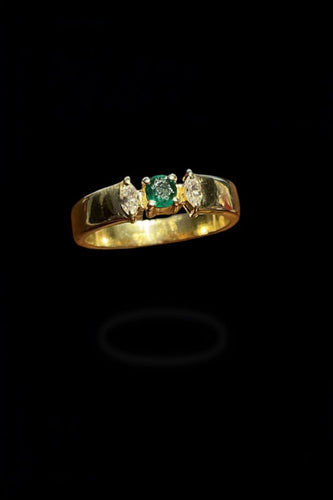 Bague 48 Bague de petit doigt en or jaune, émeraude et diamants marquise 58 Facettes
