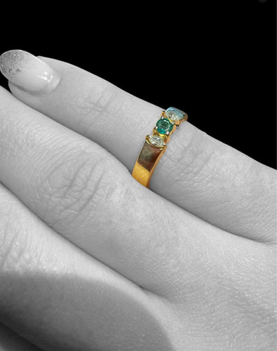 Bague 48 Bague de petit doigt en or jaune, émeraude et diamants marquise 58 Facettes
