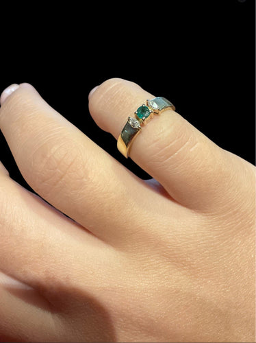 Bague 48 Bague de petit doigt en or jaune, émeraude et diamants marquise 58 Facettes