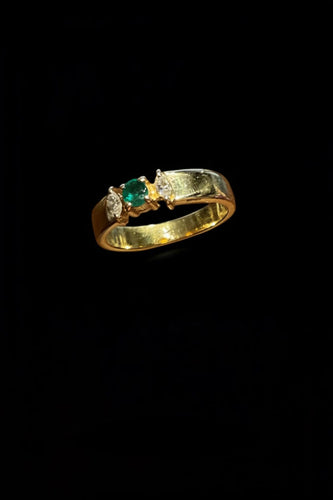 Bague 48 Bague de petit doigt en or jaune, émeraude et diamants marquise 58 Facettes