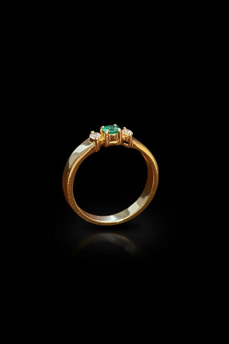 Bague 48 Bague de petit doigt en or jaune, émeraude et diamants marquise 58 Facettes