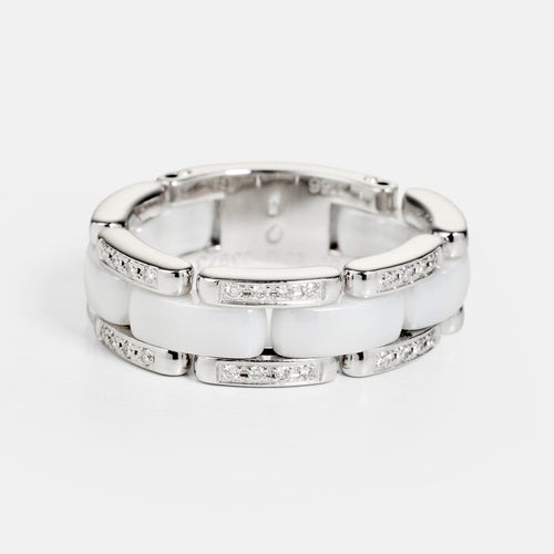 56 CHANEL Ultra - Bague en or blanc, céramique blanche et diamants 58 Facettes 136