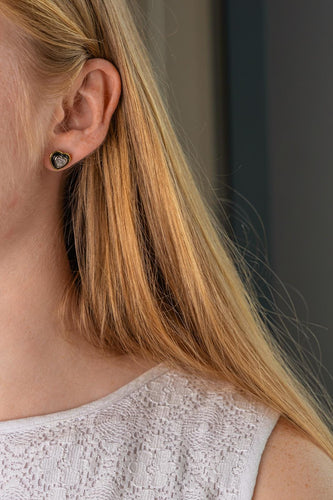 Boucles d'oreilles puces cœur en or jaune et blanc, diamants et onyx 58 Facettes 5912933CN