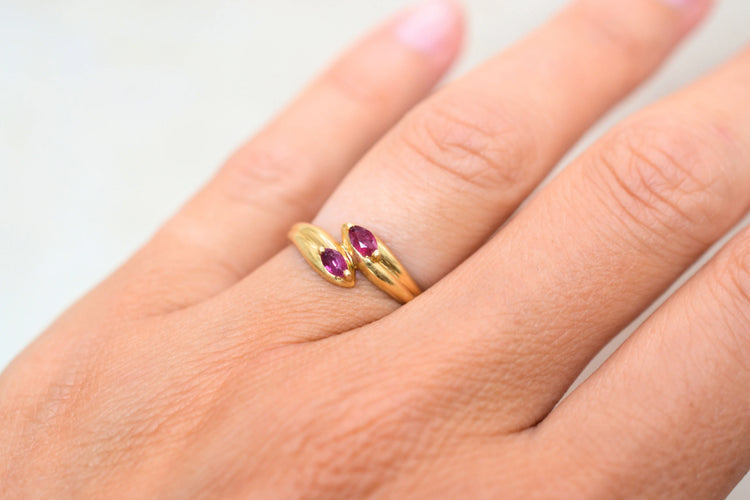 https://cdn.shopify.com/s/files/1/0963/7950/2920/files/bague-toi-et-moi-rubis-noir-carat-seconde-main_c27ede9c-453d-4a96-98c0-17c14e97bd31.webp?v=1789394283