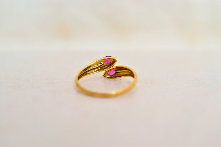 https://cdn.shopify.com/s/files/1/0963/7950/2920/files/bague-toi-et-moi-rubis-ancienne_a9d48077-7da5-447d-91e1-9517527e9400.webp?v=1789394283