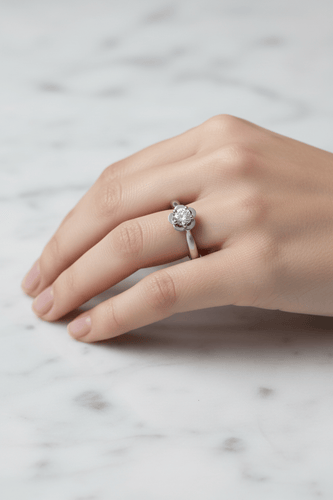anello-chanel-camelia-su-mano-modella.png