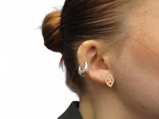 Poiray - Boucles d'oreilles Cœur entrelacé en or jaune et émail rose 58 Facettes 276848
