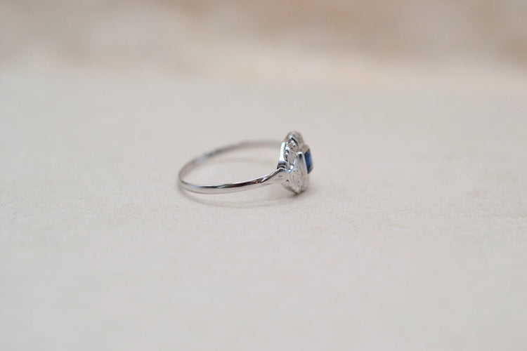 https://cdn.shopify.com/s/files/1/0963/7950/2920/files/bague-annes-1920-art-deco-saphir-bleu.webp?v=1789134086
