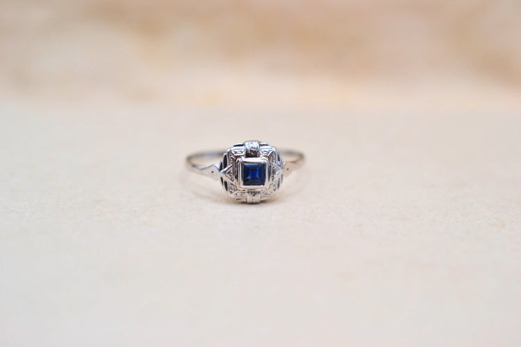 https://cdn.shopify.com/s/files/1/0963/7950/2920/files/bague-saphir-carre-ancienne-art-deco.webp?v=1789134109