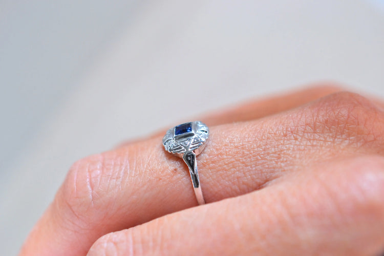 https://cdn.shopify.com/s/files/1/0963/7950/2920/files/bague-vintage-art-deco-mariage.webp?v=1789134123