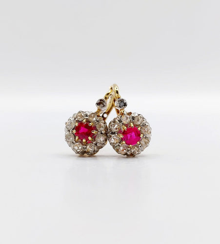 Boucles d'oreilles Dormeuses marguerite en or 18k, rubis synthétiques et diamants 58 Facettes A07748