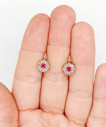Boucles d'oreilles Dormeuses marguerite en or 18k, rubis synthétiques et diamants 58 Facettes A07748