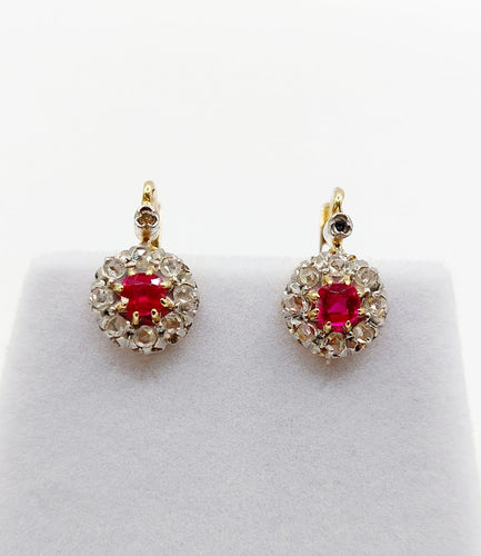 Boucles d'oreilles Dormeuses marguerite en or 18k, rubis synthétiques et diamants 58 Facettes A07748