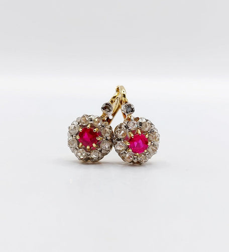 Boucles d'oreilles Dormeuses marguerite en or 18k, rubis synthétiques et diamants 58 Facettes A07748