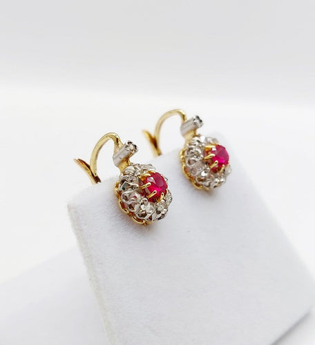 Boucles d'oreilles Dormeuses marguerite en or 18k, rubis synthétiques et diamants 58 Facettes A07748
