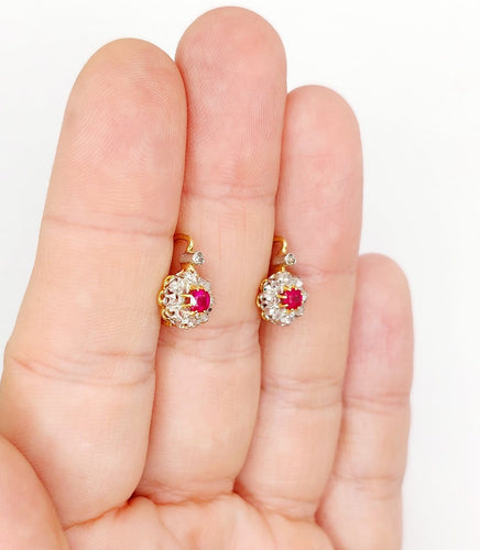 Boucles d'oreilles Dormeuses marguerite en or 18k, rubis synthétiques et diamants 58 Facettes A07748