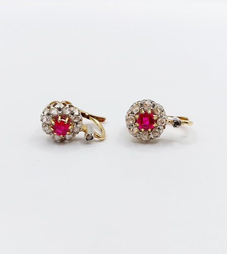 Boucles d'oreilles Dormeuses marguerite en or 18k, rubis synthétiques et diamants 58 Facettes A07748