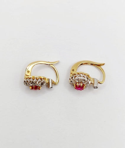 Boucles d'oreilles Dormeuses marguerite en or 18k, rubis synthétiques et diamants 58 Facettes A07748