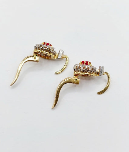Boucles d'oreilles Dormeuses marguerite en or 18k, rubis synthétiques et diamants 58 Facettes A07748