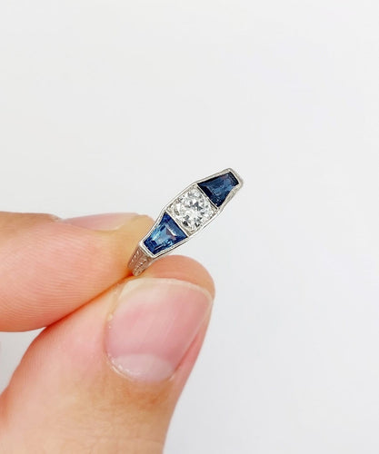 45 Art déco - Bague en platine, diamant taille ancienne et saphirs 58 Facettes A07759